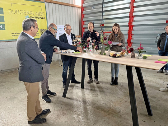 Diskussionsrunde mit Bernhard Bitterwolf (2. v. l): „Wie kann das sein? Wir hatten eine Genehmigung, sind in den Bau gegangen und das neue Gesetz ist ohne Übergangsfrist verabschiedet worden. Uns fehlt jegliche Sicherheit“, meinte die Jungbäuerin Larissa Einsiedler (r.) und überbrachte zusammen mit Franz Schönberger (2. v. r.) vom Bauernverband den beiden Politikern Haser und Lins ihr Anliegen in Sachen Biogas.