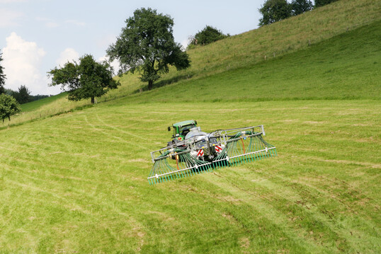 Für die Ausbringung flüssiger Wirtschaftsdünger ist auf Grünland ab Februar die bodennahe Ablage verpflichtend. Auf Antrag sind Ausnahmen bei starker Hangneigung möglich.