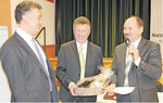 Geschäftsführer Reiner Müller (2. v. l.) und Vorstand Reinhard Friedrich (r.)danken dem Referenten Erwin Ballis.