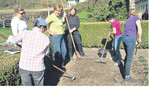 Praxistest für Gartengeräte. Die Teilnehmerinnen und Teilnehmer bereiten das Beet vor.