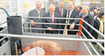 Besuch im Tierzelt: (v. l.) Kreisvorsitzender KBV Rhein-Neckar-Kreis Wolfgang Guckert, Staatssekretär im Finanz- und Wirtschaftsministerium Peter Hofelich (MdL), Oberbürgermeister Dr. Peter Kurz, LBV-Vizepräsident Hans-Benno Wichert und Schweinehalter Manfred Sommer.