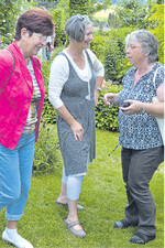 An Gesprächsstoff mangelt es auf den BWagrar-Gartenfahrten nie. Rechts Rita Goller, die auch in diesem Jahr die Gartenfahrt Süd zusammengestellt hat und begleitet.