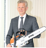 Vorstandsvorsitzender Dr. Bertram Kandziora stellte auf der Bilanzpressekonferenz die neue Profi-Motorsäge MS 261 C-M vor.