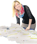 Glücksfee Christine Süß zieht die Gewinner.