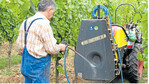 So ist es richtig: Gerätereinigung im Weinberg mit nachgerüstetem Altgerät.