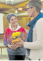 Mit einem Blumenpräsent bedankte sich Kreisvorsitzende Waltraud Kostanzer bei Gabriele Marquardt.