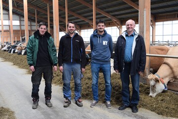 Mehrere Generationen, die gemeinsame Sache machen (von links): Azubi Tobias Schmitt, Michael Beck, Jrgen Stolz und Norbert Beck in ihrem neuen Stall. 
