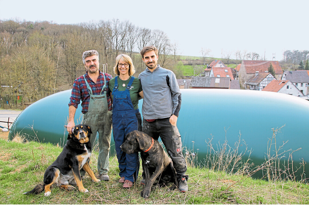Die Biogasanlage gliedert sich gut ins Betriebskonzept ein. Durch den Zuschlag bei der Bundesnetzagnetur können Anton und Claudia Stolzenberger und Sohn Florian in Großrinderfeld die Anlage für die nächsten zehn Jahre weiter wirtschaftlich betreiben (siehe Seite 8 und 9).