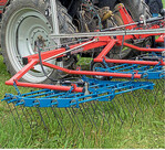 Striegel sind nicht nur für Ökobetriebe wichtige Geräte, sondern können auch im konventionellen Landbau Unkräuter im Zaum halten und das Wachstum anregen.