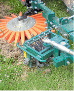 Die Rollhacke erlaubt höhere Geschwindigkeiten, hat aber durch Dammbildung auch Nachteile.