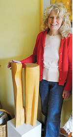 Hochsensible Menschen haben häufig eine künstlerische Ader. Heike Maaß mit einer Holzskulptur.