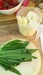 Ob Butter, Paste oder Pesto Bärlauch lässt sich in den unterschiedlichsten Varianten zu feinen Speisen verarbeiten.