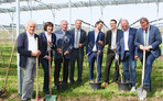 Zum Projektstart der Agri-PV-Anlagen im Obstbau pflanzte Landwirtschaftsminister Hauk (r.) mit Projektbeteiligten die letzten Apfelbäume der Anlage am KOB in Bavendorf.