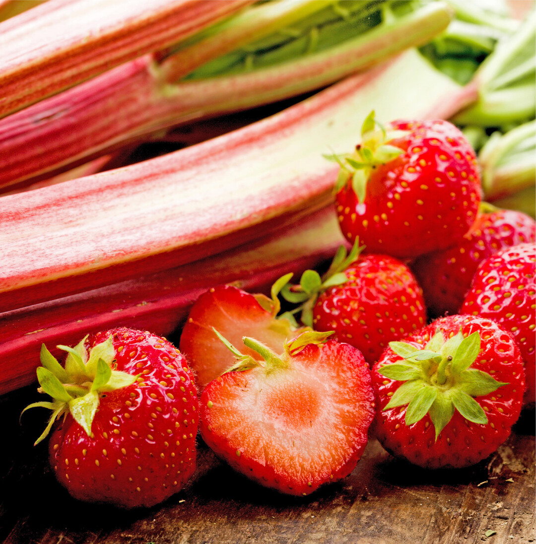 Perfektes Duo: Erdbeeren und Rhabarber Die s-aromatische Erdbeere und der fein-suerliche Rhabarber passen perfekt zusammen. Da die fruchtigen Frhlingsboten nahezu gleichzeitig Saison haben, lassen sie sich in zahlreichen Speisen wie Kompott, Fruchtaufstrich, Backwaren oder Crumble gut kombinieren. Ein Klassiker der deutschen Kche ist Rhabarberkompott. Dafr die geputzten Stangen in mundgerechte Stcke schneiden, in einer Schssel mit etwas Zucker vermengen und eine halbe Stunde ziehen lassen. Dann das Gemse einige Minuten kcheln, bis etwas Saft entstanden ist. Den Saft auffangen und mit Vanillemark sowie angerhrter Strke vermengen. Alles mit den Rhabarberstcken wenige Minuten einkochen, vom Herd nehmen und die Erdbeeren unterheben. Wer mag, kann noch Gewrze und Kruter wie Nelken, Zimt, frische Zitronenmelisse oder Thymian hinzufgen. Das fruchtig-se Kompott schmeckt pur, im Kuchen, zu Waffeln und Milchreis, mit Panna cotta oder einer Kugel Vanilleeis. Es ist auch die Basis fr einen knusprigen Crumble. Fr die Streusel werden Mehl, Haferflocken, gehackte Mandeln und Zitronenabrieb vermengt und mit Butter sowie Zucker verknetet. Das fertige Kompott in eine flache Auflaufform geben, die Streusel darauf verteilen und im Ofen goldbraun backen. BZfE, Heike Kreutz