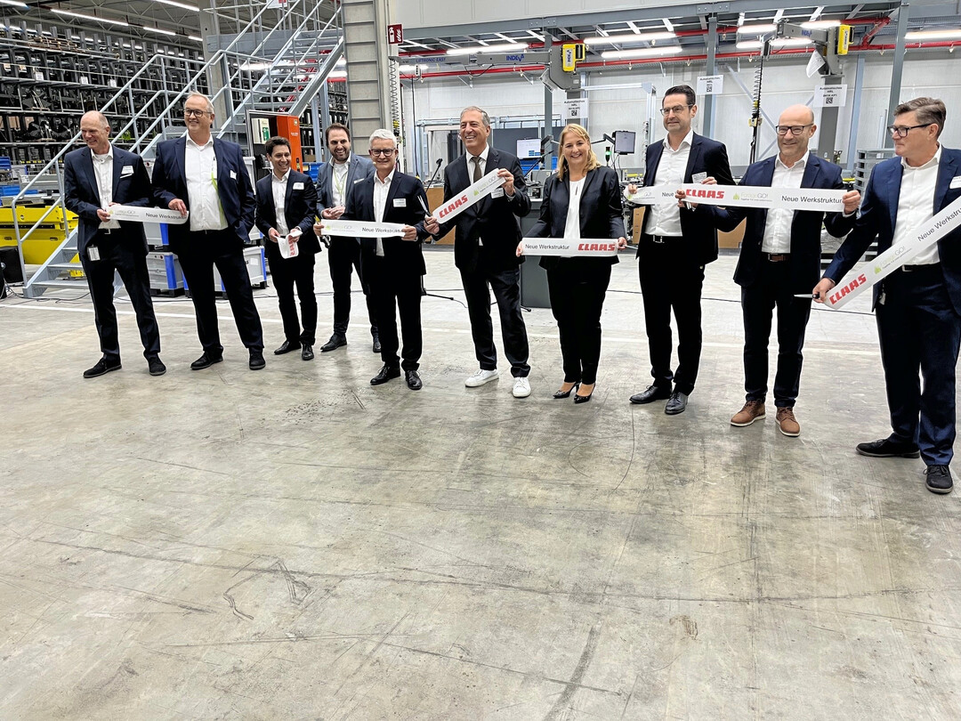 Feierliche Einweihung des neuen Logistikzentrums: Nach dem Durchschneiden des Bandes blicken Isabel Kling, Ministerialdirektorin im MLR, und der Saulgauer Bürgermeister Raphael Osmakowski-Miller (Mitte) gemeinsam mit dem Projektteam um COO Thomas Spiering (3. v. r.) von der Konzernleitung sowie Ulrich Nickol (5. v. l.), Standortleiter von Claas Saulgau, positiv in die Zukunft.