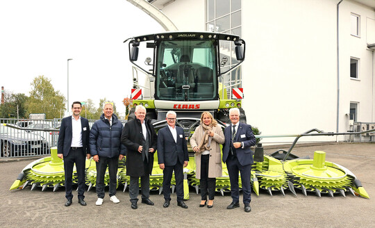 Gemeinsam vor einem Feldhäcksler: Über die gelungene Einweihungsfeier freuen sich mit COO Thomas Spiering (links) und Standortleiter Ulrich Nickol die beiden Landtagsabgeordneten Klaus Burger (r.) und Christoph Höh (3. v. l.) sowie der Saulgauer Bürgermeister Raphael Osmakowski-Miller (2. v. l.) und Isabel Kling, Ministerialdirektorin im MLR.