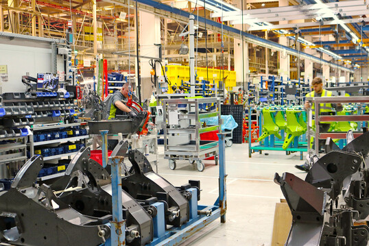 Einblick in die Produktion: Als einer der weltweit führenden Hersteller von Futtererntetechnik setzt Claas höchste Ansprüche an Fertigungsqualität und Fertigungseffizienz. Das Produktportfolio in Bad Saulgau entwickelt sich kontinuierlich weiter und stellt hohe Anforderungen an die Fertigung.