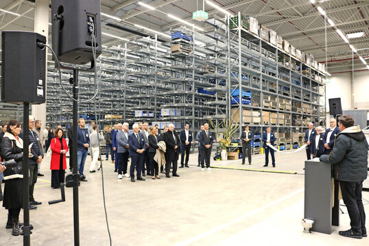 Gesegnet und mit geweihtem Wasser besprengt wurde die neue Halle von Dekan Peter Mller. Der neuen Halle, die im internen Sprachgebrauch der Claas-Mitarbeiter bereits als Kathedrale der Logistik bezeichnet werde, attestierte Mller eine hervorragende Akustik und bedankte sich bei der claaseigenen Werkskapelle First Claas fr die musikalische Umrahmung der Einweihungsfeier. Zum Abschluss wurde gemeinsam Groer Gott, wir loben Dich gesungen.  