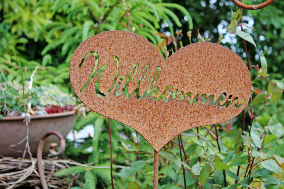Rost-Deko: Die sich ständig verändernde, rostige Oberfläche von Deko-Elementen passt perfekt in die Gartenwelt.