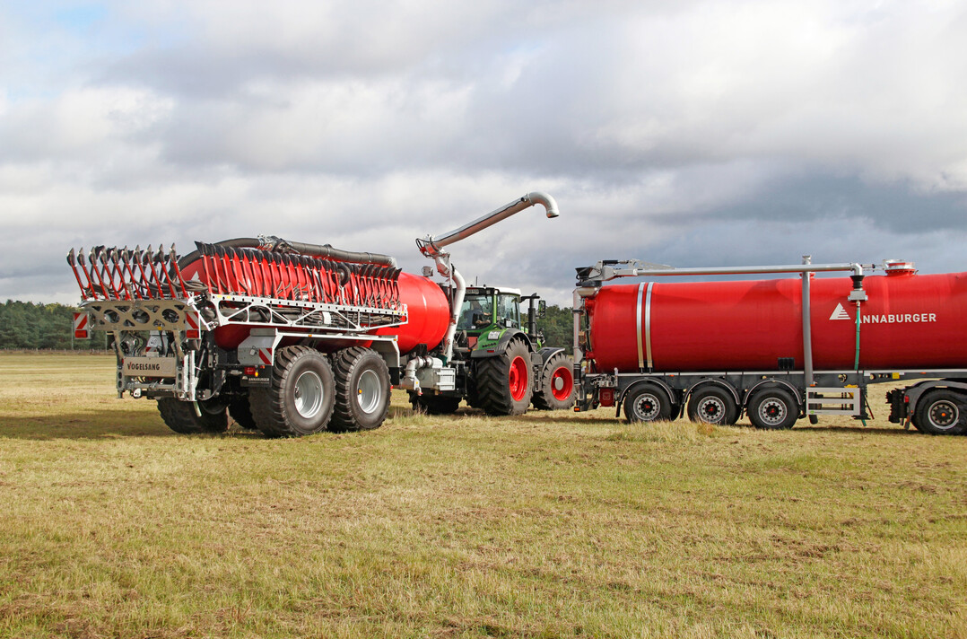 Das Zubringfass EcoTanker LS 38F.28 (r.) gibt es nun mit bergabearm.