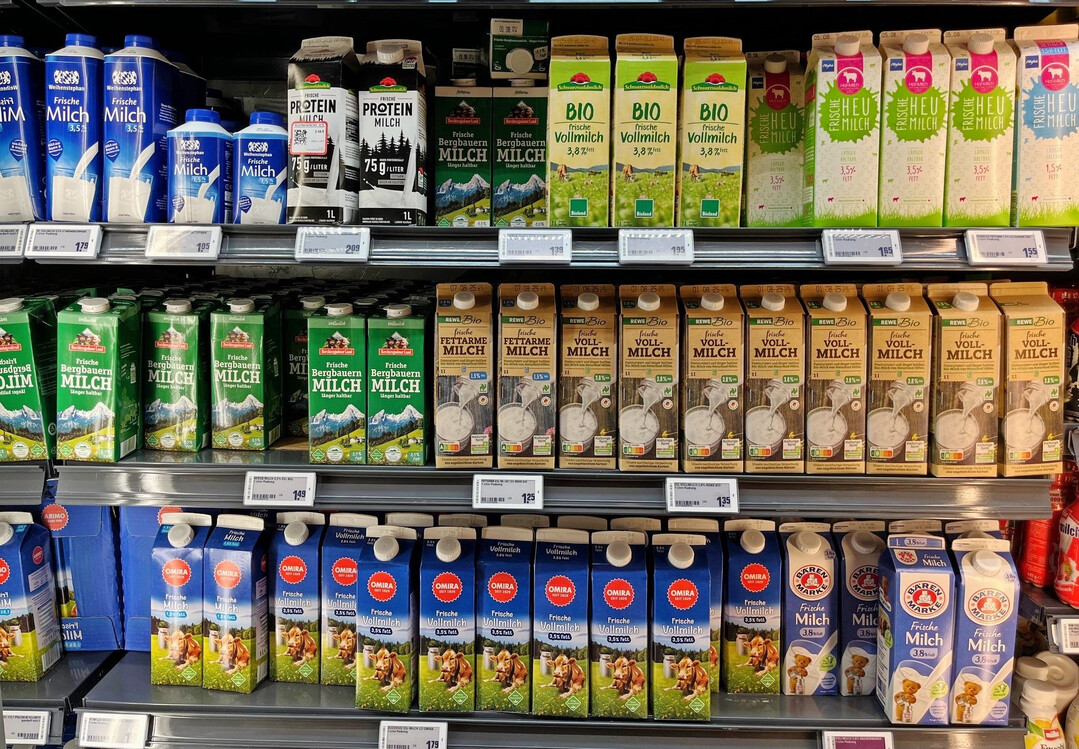 Milchtüten im Regal.