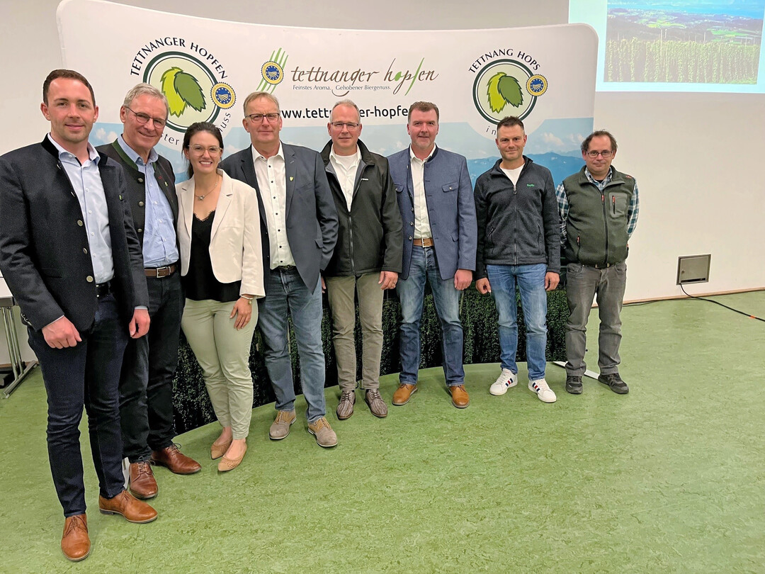 Zuversichtlich fr die Vermarktung und die kommende Anbausaison sind (v. l.): Dr. Johannes Stampfl und Dr. Erich Lehmair, beide HVG; Teresa Locher, Geschftsfhrerin, Wolfgang Ruther, Vorsitzender, Andreas Joos, Hopsteiner, Stephan Schinagl, BarthHaas, sowie Anton Locher, BayWa, und Fachberater Gabriel Bader. 