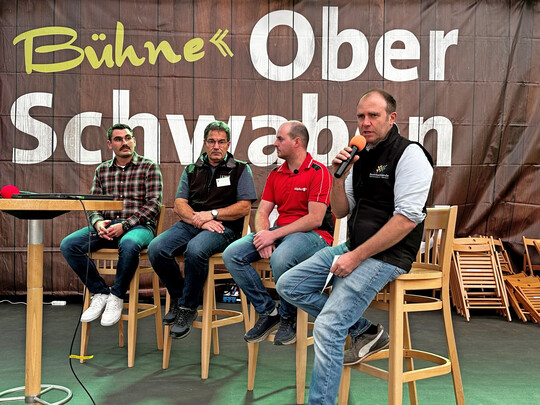 Podiumsdiskussion auf der Oberschwabenschau 2025 mit (v. r. Franz Schnberger, Vorsitzender Bauernverband Allgu-Oberschwaben; Simon Cordella, Allgu Automation; Dr. Hansjrg Nubaumer, LAZBW Aulendorf, und Norman Rieker, DEULA in Kirchheim/Teck.