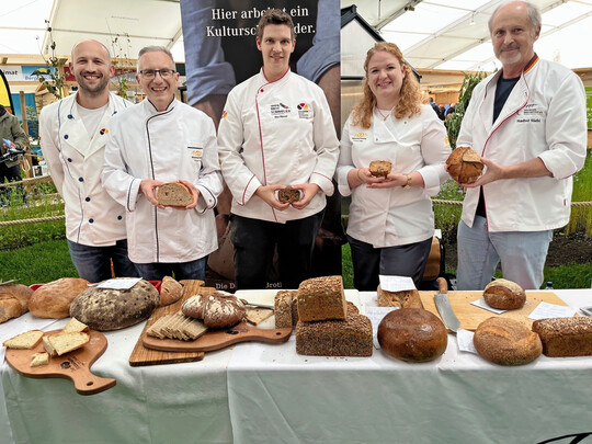 Große Auswahl an Brotsorten: Als wichtiger Partner der Landwirtschaft fungiert das Bäckerhandwerk in der Region. Im Bild zu sehen, sind die Vertreter der Bäckerinnung Ravensburg und der Region, zusammen mit dem staatlich geprüften Brotprüfer, Manfred Stiefel (rechts).