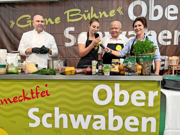 Beim groen Kochduell mit Showkoch Eberhard Braun (links) und Andrea Gmeinder, Leiterin Landwirtschaftsamt Ravensburg (rechts), waren alle Pltze auf dem Grnen Pfad voll besetzt. Gekocht wurde ein von ChatGPT vorgeschlagenes, einfaches Gericht aus Speck und Linsen, das Kochpartnerin Ramona Kreuzer (Mitte) zu Beginn der Veranstaltung mit dem Handy bers Internet abrief. Als vierter Kochpartner sorgte der Innungsmeister des Bckerhandwerks, Gerold Heinzelmann, fr beste Unterhaltung. 