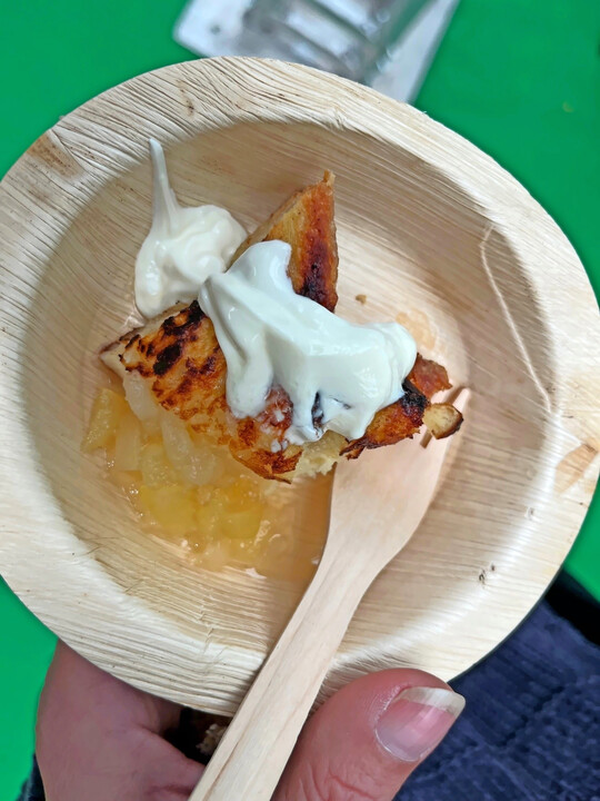 Hast Du schon probiert? Der auf der Grünen Bühne frisch zubereitete „Reiche Ritter“ kam bei den Gästen sehr gut an.
