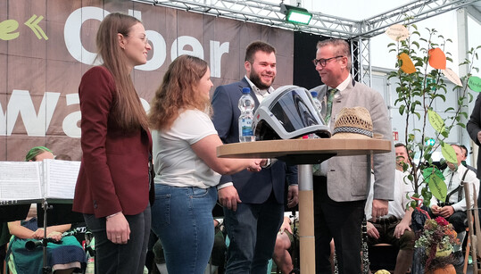 Mit einem inszenierten Klassentreffen, bei dem Vor- und Nachteile eines grnen Berufs zur Sprache kamen, unterhielt die Landjugend Wrttemberg-Hohenzollern. Dabei gab sie Minister Hauk eine Reihe von Problemen mit auf den Weg, die derzeit der Landwirtschaft auf den Ngeln brennen und bildhaft in Bltterform an einem Baum angebracht wurden. 