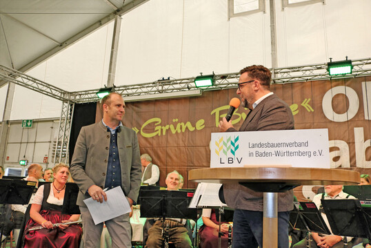 Das Biosphrengebiet Allgu-Oberschwaben stand im Fokus der einleitenden Worte von Kreisvorsitzendem Franz Schnberger (l.) zur Bauernkundgebung, die von BWagrar-Chefredakteur Guido Krisam moderiert wurde.  