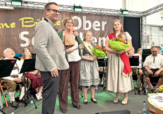 Neue Allguer Kseknigin ist die 19-jhrige Hannah Sust (r.) aus Ravensburg. Sie bernimmt das Amt von Felicitas Graf (2. v. r.). Die Inthronisation unter der Leitung von Roswitha Geyer-Fssler bernahm Minister Peter Hauk. Im Anschluss an die Zeremonie berreichte die LBV-Vizeprsidentin dem Minister Bodensee-pfel und einen Holzhammer, mit dem er auch mal auf den Tisch hauen knne, um sich fr die Anliegen der buerlichen Familienbetriebe einzusetzen. 