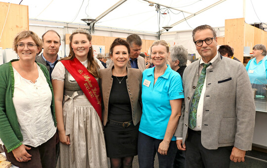 Minister Hauk besuchte den Verpflegungsstand der Ravensburger Landfrauen unter Leitung der Kreisvorsitzenden Gisela Eisele (2. v. r.) und warf einen Blick hinter die Kulissen der Verkaufstheke. Mit dabei (v. l.) Roswitha Geyer-Fler, Franz Schnberger, Kseknigin Hannah Sust und Andrea Gmeinder, Leiterin des Landwirtschaftsamtes Ravensburg. 