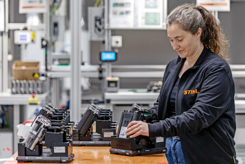Hier werden Akkus hergestellt: Stihl strkt seinen globalen Fertigungsverbund mit der Erffnung seines ersten Akku-Werkes in Rumnien. Rumnien ist das achte Land im Fertigungsverbund. Derzeit sind rund 135 Personen im neuen Werk beschftigt. Bis 2028 soll die Zahl auf etwa 700 steigen. 