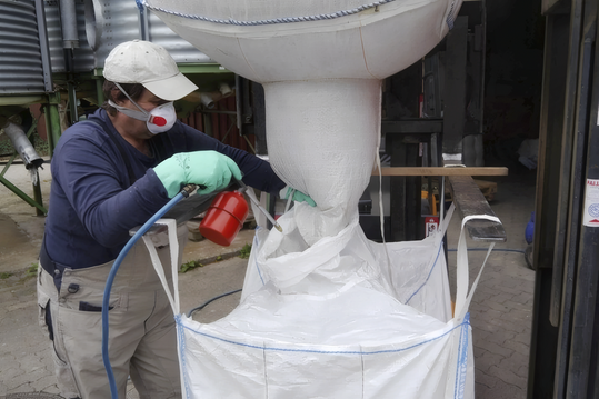 Am besten wird das Saatgut unmittelbar vor der Aussaat geimpft, um die Bakterien zu schützen.