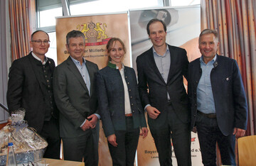 Veranstalter und Gäste in Volkach (v. r.): Rudolf Sagberger, Präsident des Bayerischen Müllerbunds, Jörg Simon Immerz, Manuela Haupt, Martin Unterschütz und Dr. Josef Rampl, Geschäftsführer des Bayerischen Müllerbunds.