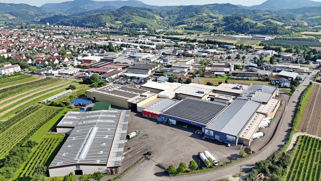 Der Obstgroßmarkt Mittelbaden von Westen, im Hintergrund die Stadt Oberkirch und der Schwarzwald.