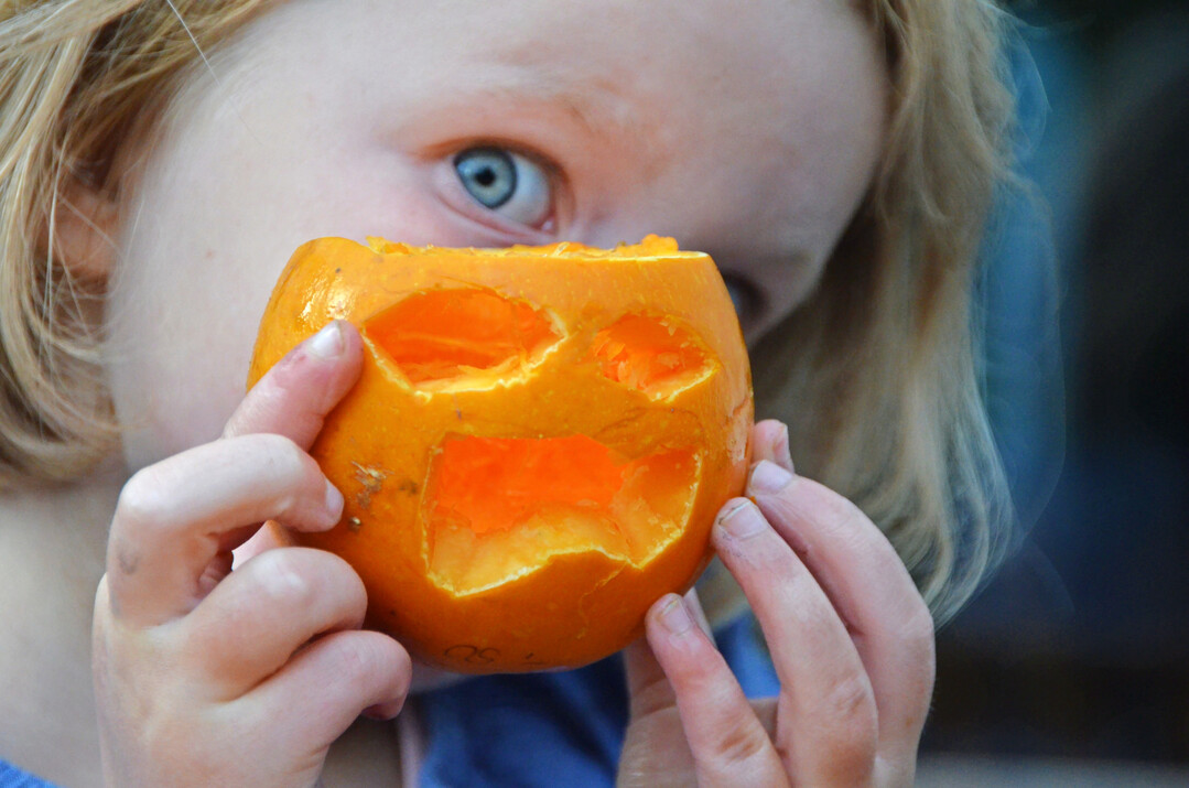Gruselgesicht im Mini-Krbis: Das Schnitzen ist eine gute Beschftigungsidee.