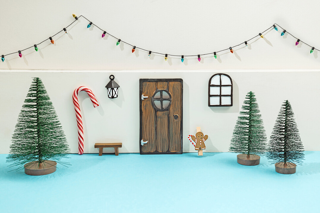 Der Eingangsbereich des Weihnachtswichtels kann mit mehr oder weniger Aufwand gestaltet werden. Eine simple Tür ist auch völlig ausreichend.