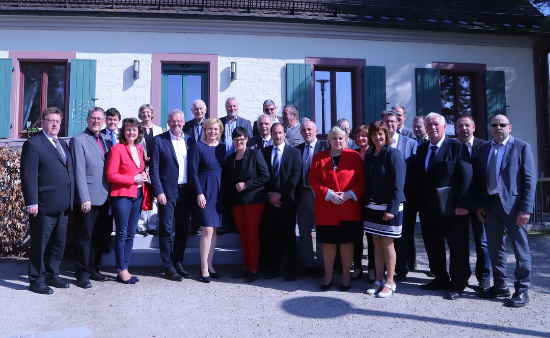 Bundeslandwirtschaftsministerin Julia Klckner spricht mit Mitgliedern der Landesfachausschsse Lndlicher Raum und Landwirtschaft der CDU Baden-Wrttemberg und Rheinland-Pfalz ber aktuelle Themen zum Lndlichen Raum und der Agrarpolitik im Hofgut Maxau in Karlsruhe. Bundesministerin Julia Klckner mit Alois Gerig MdB, Vorsitzender des LFA Baden-Wrttemberg, und Christine Schneider MdL sowie stv. Vorsitzende der CDU-Landtagsfraktion Rheinland-Pfalz, PSt Hans-Joachim Fuchtel MdB und Mitglieder beider Landesfachausschsse vor dem Hofgut Maxau.