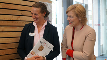Dr. Marie von Meyer-Hfer (l.) von der Universitt Gttingen leitete das Projekt Virtueller Stall der Zukunft. Gemeinsam mit Agrarministerin Julia Klckner (r.) stellte sie die Ergebnisse im Bundeslandwirtschaftsministerium in Berlin vor.
