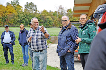 1 Der diesjhrige Pferdepraxistag der Fachgruppe Pferde haltender landwirtschaftlicher Betriebe des Landesbauernverbands (LBV) in Baden-Wrttemberg fand auf dem Pensionspferdebetrieb von Erich Diebold (4. v. l.) in Reutlingen-Altenburg statt. Heiner Eppinger, der Vorsitzende der Fachgruppe (2. v. r.), und Geschftsfhrerin Michelle Lumpe (r.) begrten die zahlreichen Teilnehmer.
