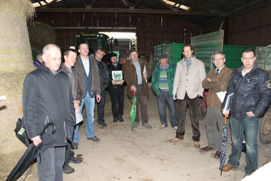 Abgeordnete treffen Bauern: Kreisvorsitzender Werner Kunz (links) erklrt auf dem Becker-Betrieb in Karlsruhe-Rppurr Herausforderungen wie Tier- und Pflanzenschutz