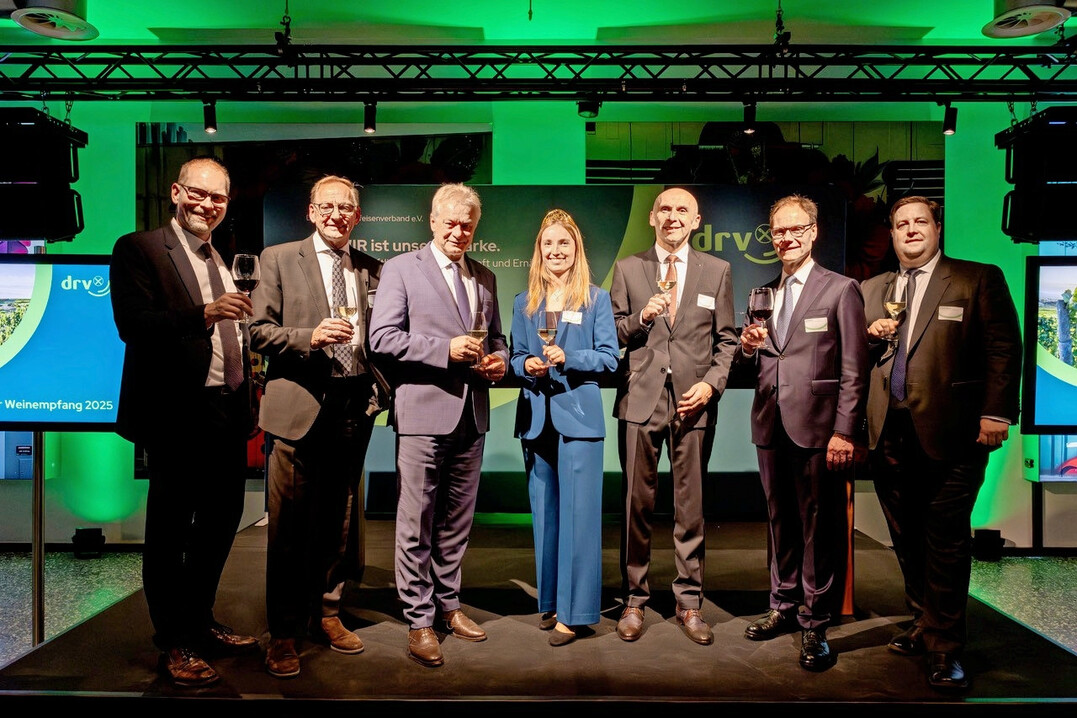DRV-Weinempfang mit (v.l.n.r.) Dr. Christian Weseloh, DRV-Geschäftsführer, Franz-Josef Holzenkamp, DRV-Präsident, Alois Rainer, Bundeslandwirtschaftsminister, Anna Zenz, Deutsche Weinkönigin, Frank Jentzer, Vorsitzender DRV-Fachausschuss Weinwirtschaft, Jörg Migende, DRV-Hauptgeschäftsführer und Christoph Metzner, DRV Leitung Public Affairs.