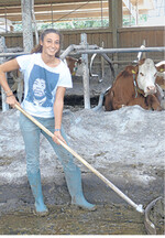 Sandra Pfahler (18) aus dem Tessin kennt keinerlei Berührungsangst, hier im Stall der Familie Matthias und Ute Müller in Öhringen-Untermaßholderbach.