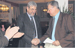 Der erste Vorsitzende des Pferdezuchtverein Bad Saulgau, Thomas Hagmann, verlieh Peter Szokolai (r.) die Ehrenmitgliedschaft.