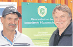 Uwe Lengert aus Stutensee (l., zusammen mit Projektbetreuer Bernhard Bundschuh vom LTZ) ist seit 2014 ein Demonstrationsbetrieb für integrierten Pflanzenschutz.
