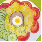 Ei im Hackfleischmantel auf Salat.