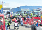 Groß und klein drängten sich auf dem Gelände von Landtechnik Schönenberger in Steißlingen.